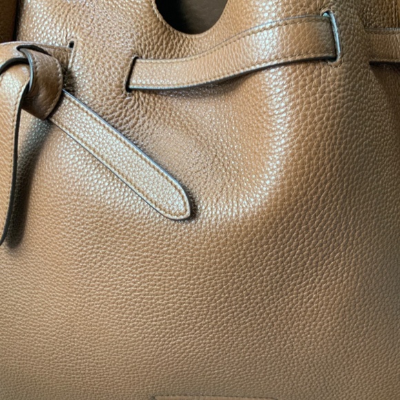 Prada - Picture 6 of 16